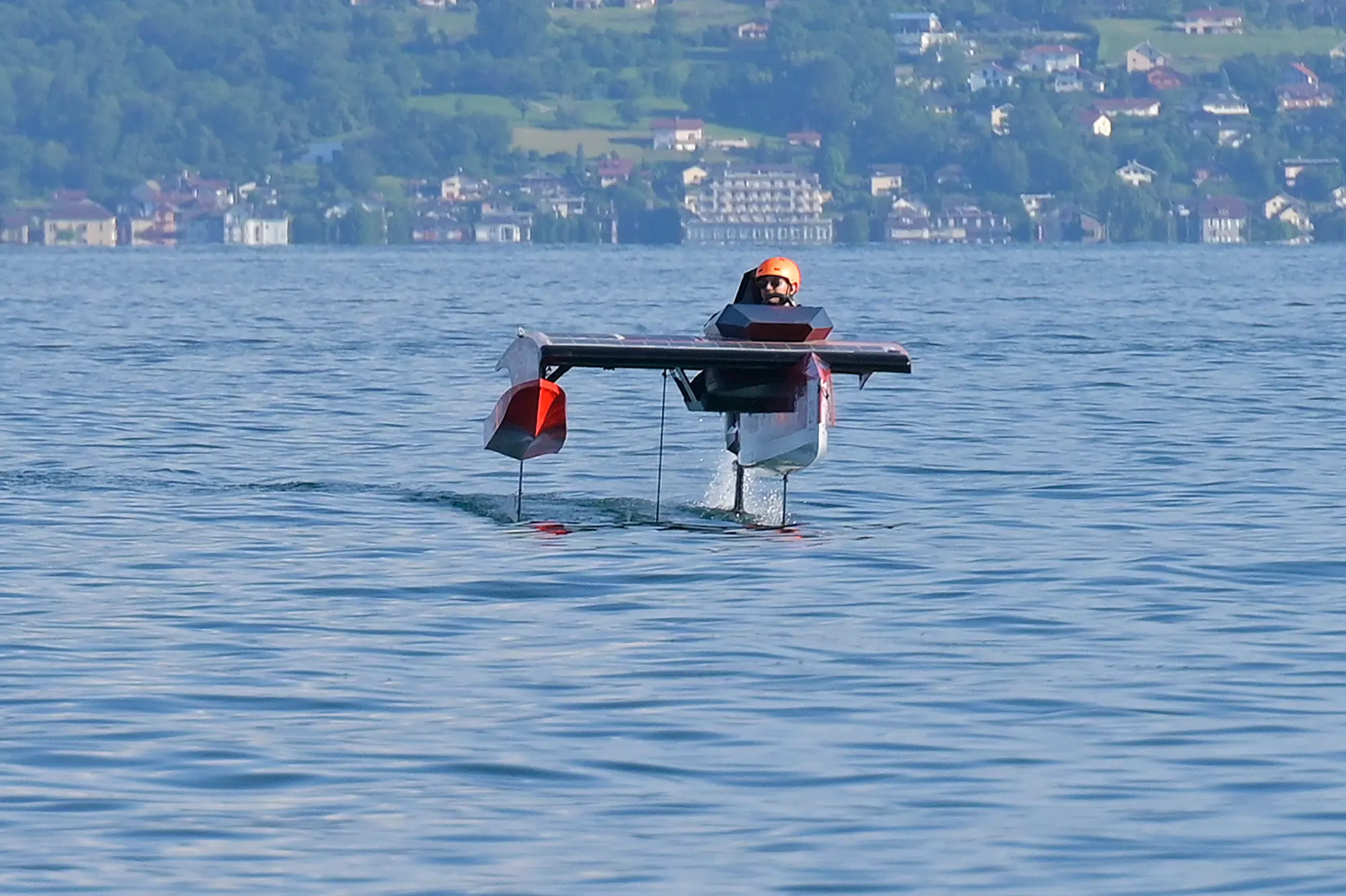 Le labo flottant de l’EPFL fend les eaux du Léman